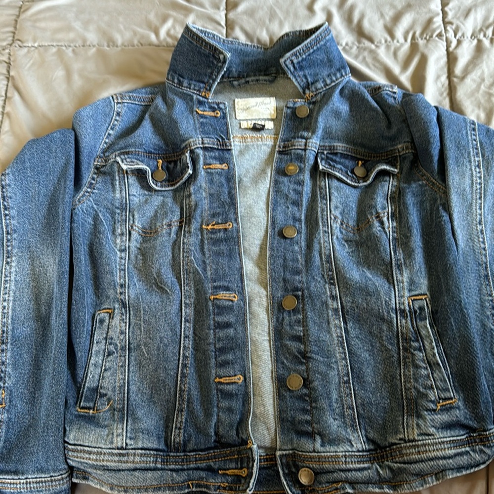 Universal Thread denim jean jacket size small in excellent condition.